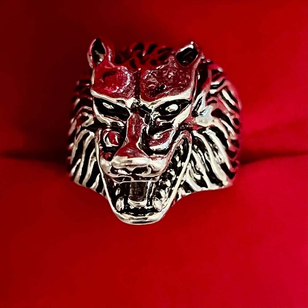 Hunter Animal Norse Viking Warrior Signet Fierce Wolf Head Ring Oxidized Titani